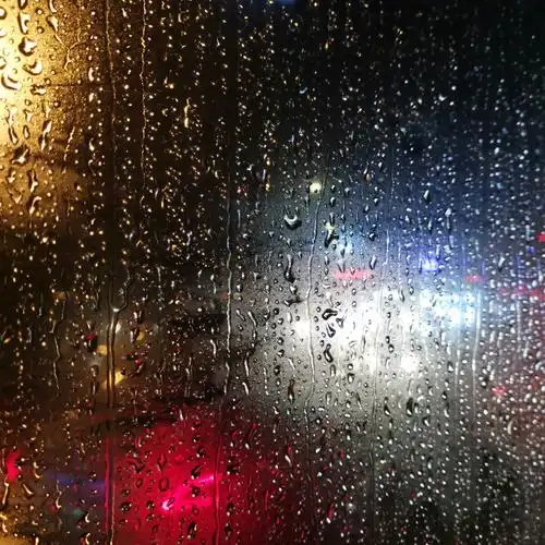 下雨天的公交车窗外车灯与雨滴透过玻璃呈现出了雨天的独特风味