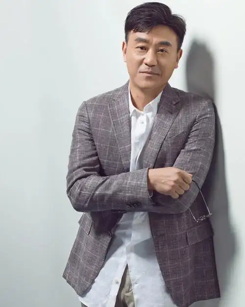 著名演员何冰有妻万事足婚后事业飙升赚的钱全部上交老婆