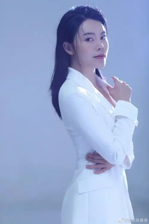 陈慧凌白色西服写真曝光霸道女总裁范