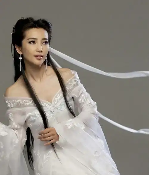李冰冰古装代言露香肩 一袭白衣展女神范儿