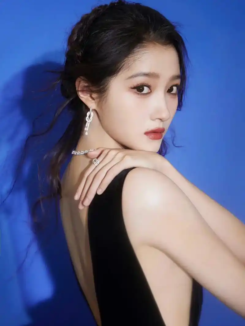 关晓彤身着开叉刺绣裙,拍摄唯美写真,展现出优雅气质.