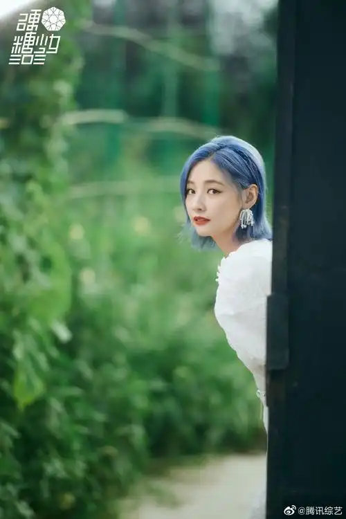 森林公主硬糖少女303赵粤最新定妆照蓝色编发展现温柔气质