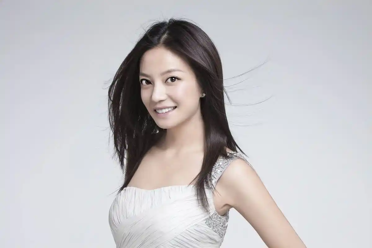 赵薇晒圣诞自拍照,却因为国籍问题被嘲讽,本尊无奈出面回应