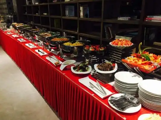 到了婚礼旺季婚宴场地紧缺,如果选择婚宴自助餐可选择的场地就多了