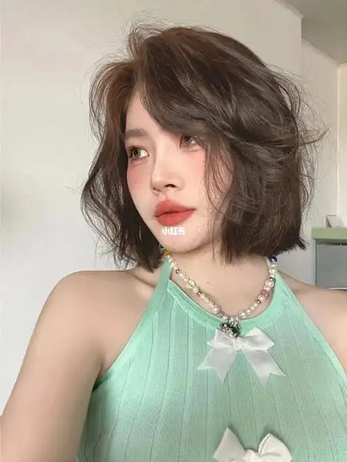 不挑脸型的齐肩短发烫发发型百搭款|||96处于短发不长不短的尴尬期