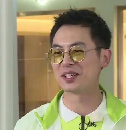 朱亚文老婆上跑男素颜出镜,看清正脸后,难怪朱亚文说喜欢素颜!