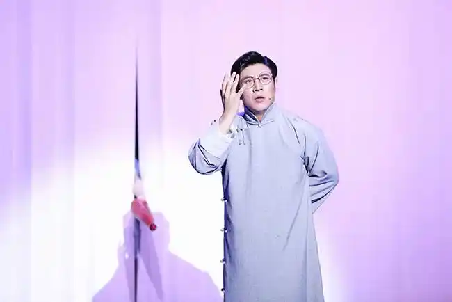 这不,相声界的"颜值担当"高晓攀最近又放大招,一身青灰色长袍配上金丝