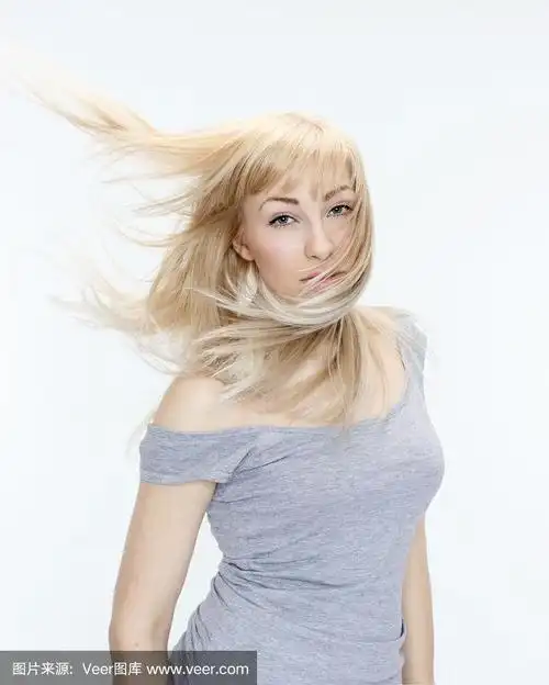 头发在风中飘动的年轻女子