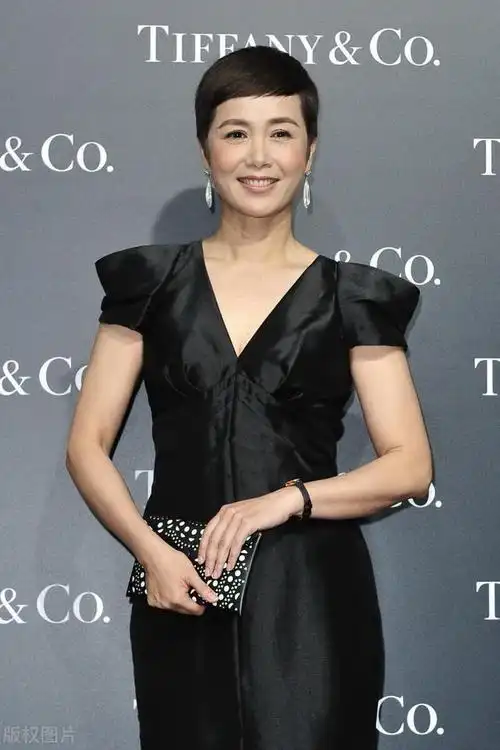 蒋雯丽太自信了,活动图不修就放出来,满面皱纹穿黑裙却美得大气