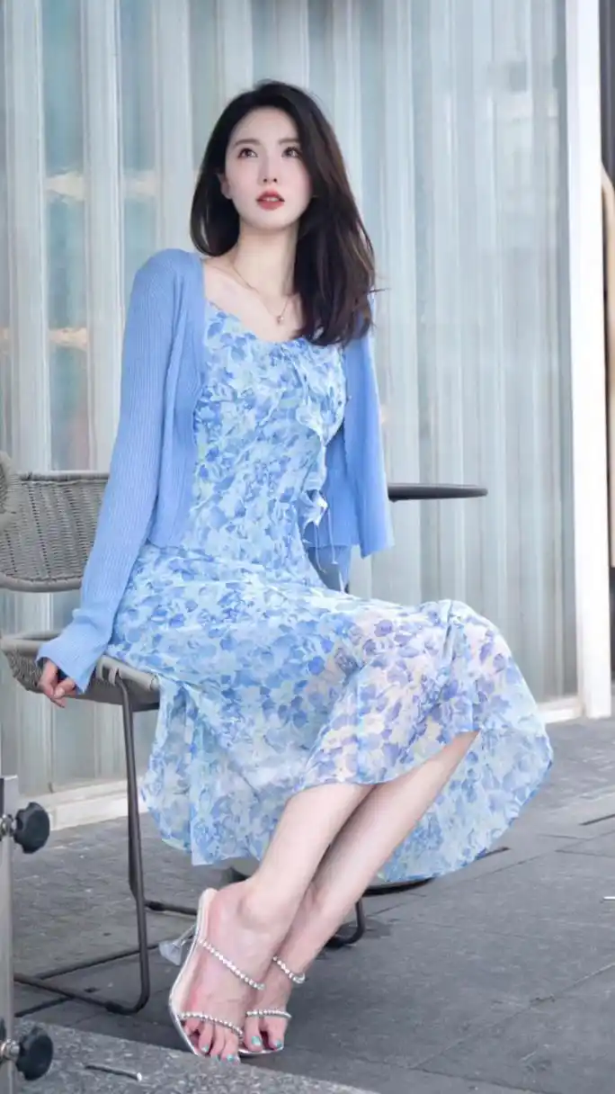 蓝色碎花吊带长裙,让你清清爽爽过一夏