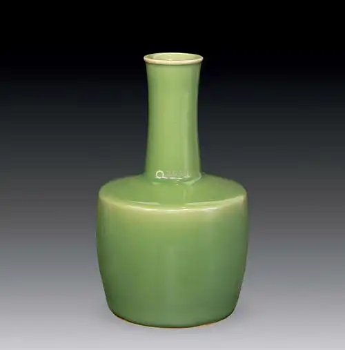 清梅子青釉长颈瓶龙泉窑