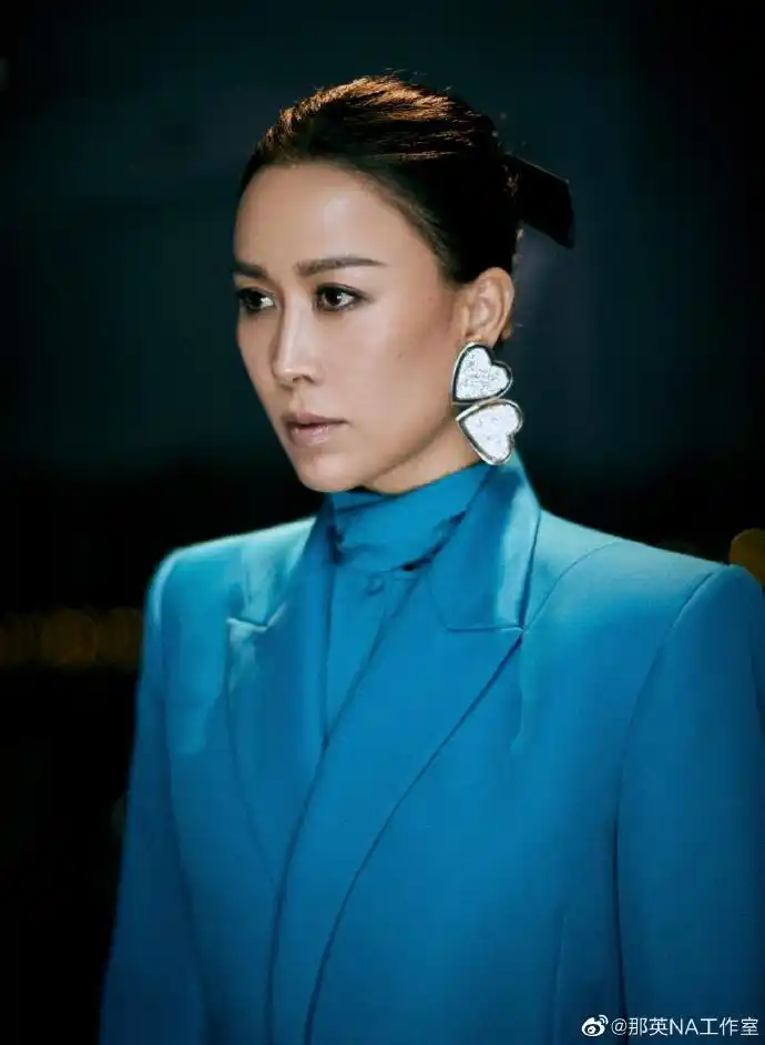 组图:那英孔雀蓝套装搭配夸张耳饰诠释成熟魅力 烟熏妆气场十足