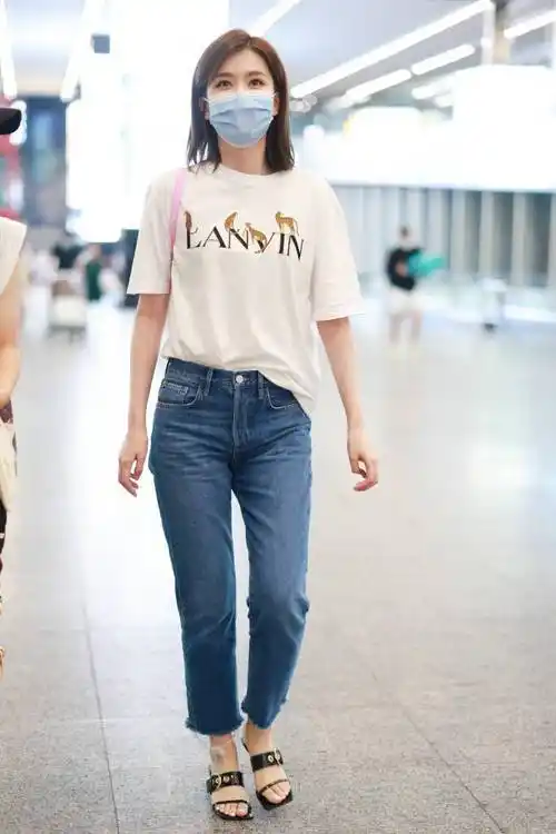 乔欣穿lanvin印花白t搭配紧身牛仔裤 俏皮可爱_look_粉色_下身