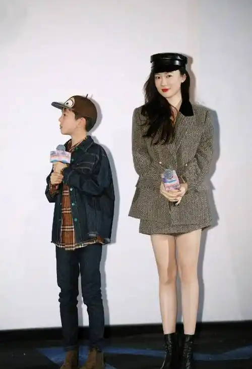 娱乐圈又发现新孩子霍思燕小女儿露面不肯承认其身份引质疑