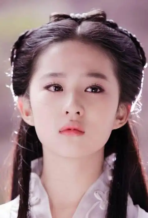 当年金庸妙笔生花,描绘出刘语嫣的绝世容颜,刘亦菲的完美演绎更是让人