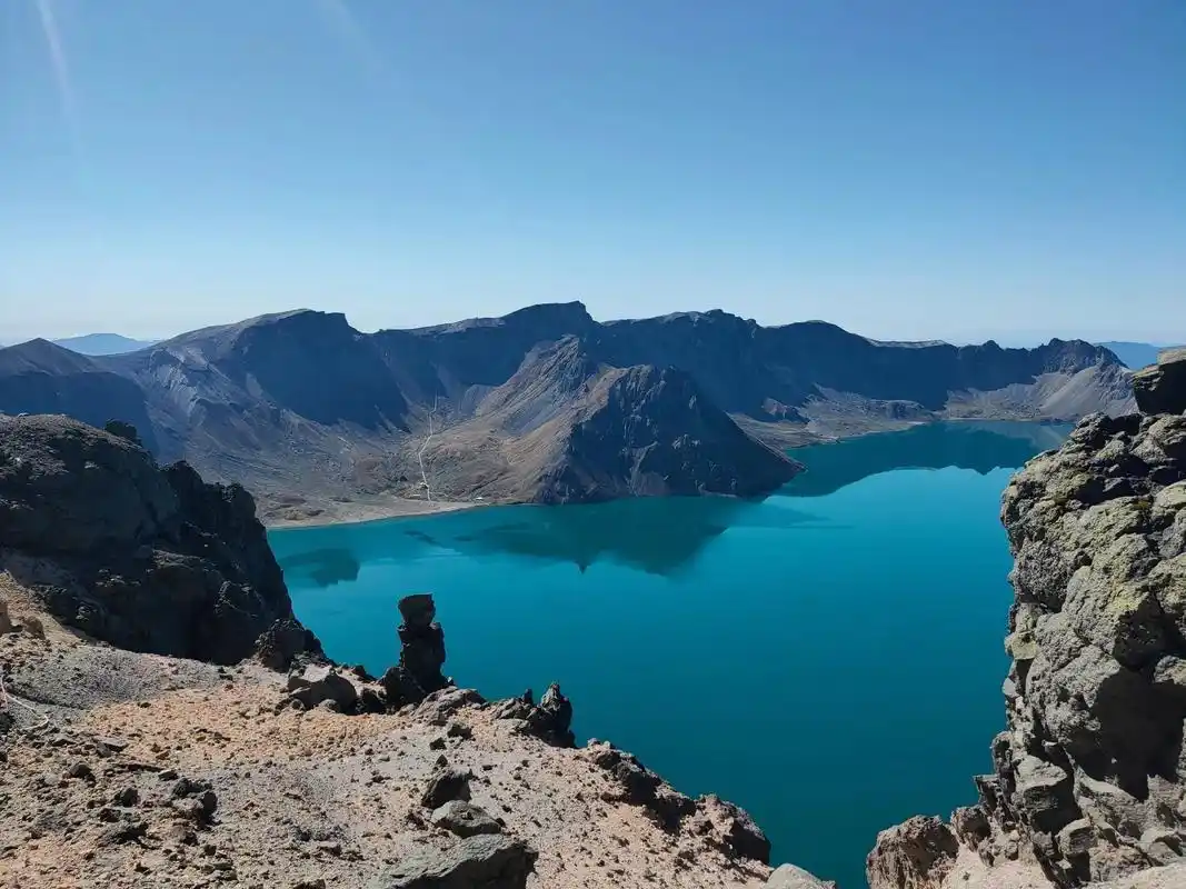 长白山天池又称为"白头山",位于吉林省东南部,是中朝界湖