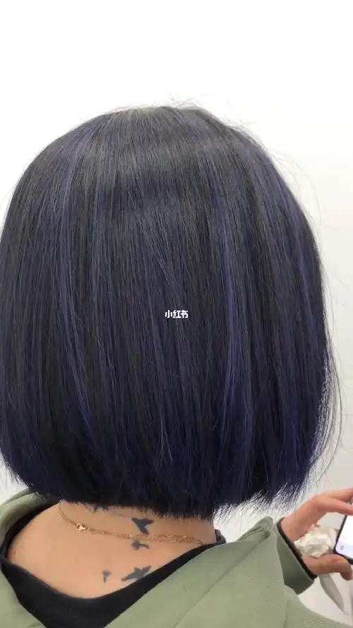 蓝黑色加蓝色挑染短发的可以参考哦很高级