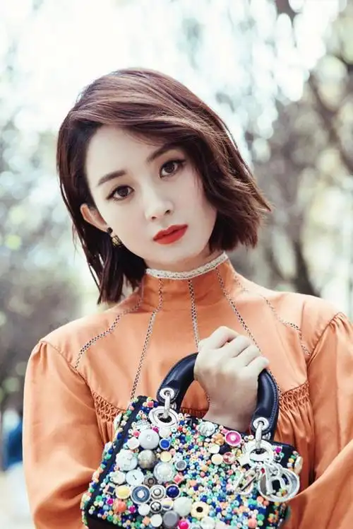 赵丽颖偏分短发发型赵丽颖也已经升级为辣妈了,她的这种短发也是比较