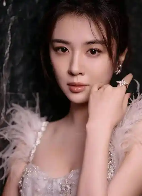 王晓晨羽毛长裙写真惊艳亮相,身材饱满迷人,举止端庄优雅!