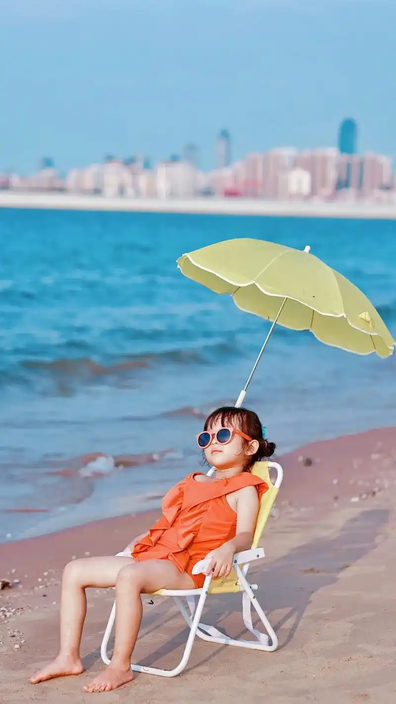 在金色的沙滩上,阳光洒落,如同碎钻般熠熠生辉