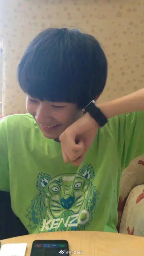 王源十年前旧照#@tfboys-王源十年前旧照释出,身穿绿色短t低头切Ζ