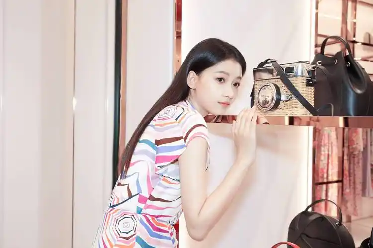 原创孙怡高调晒娃3岁女儿帮忙洗百万豪车网友晒娃还是炫富