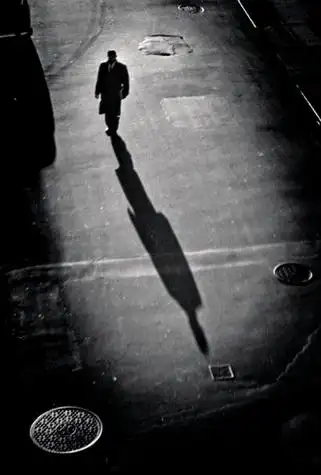 人在路灯下匀速行走时影子越跑越快吗