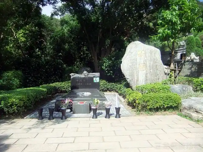 探访邓丽君墓园, 一代巨星长眠在依山傍海的地方