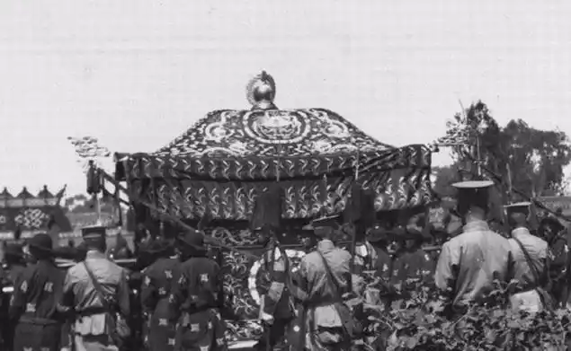 美国人拍摄的袁世凯葬礼现场图9为袁克定带领家人悲痛哀悼