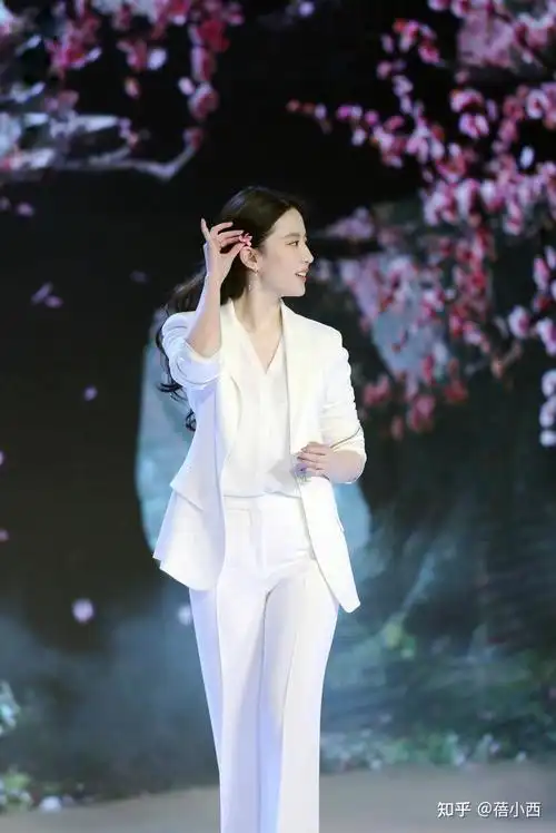 刘亦菲这么放得开穿薄纱连衣裙领口开到腰原装五官咋看都高级