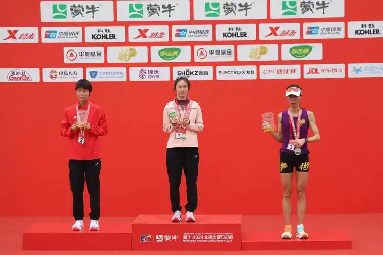 北京半程马拉松何杰1小时3分44秒夺冠