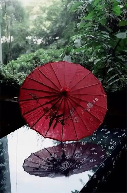你们有看到过一张红色油纸伞的壁纸吗