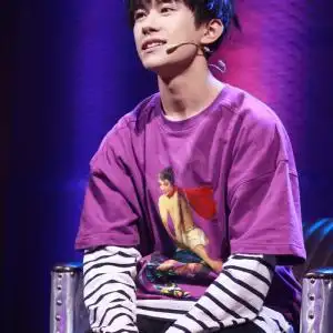 易烊千玺街舞同款衣服夏季新款韩版宽松短袖紫色t恤上衣女2021年