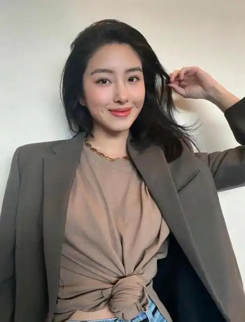 杨采钰比较符合大众型美女的女神,五官野性,平时穿搭很适合自己,时尚