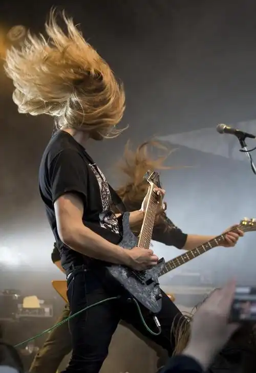 [] "摇滚"则是一个更广义的概念,它包.