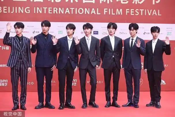 时代少年团北影节西装照