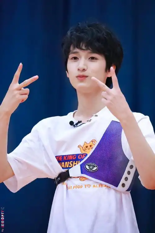 爱豆清凉照大赏##严浩翔 满分笑容