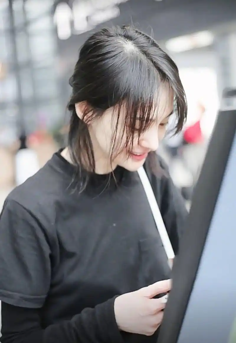 郑爽素颜现身机场,这颜值你觉得怎么样?