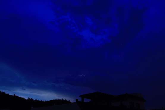 夜空野外壮观闪电gif动图_动态图_表情包下载_soogif