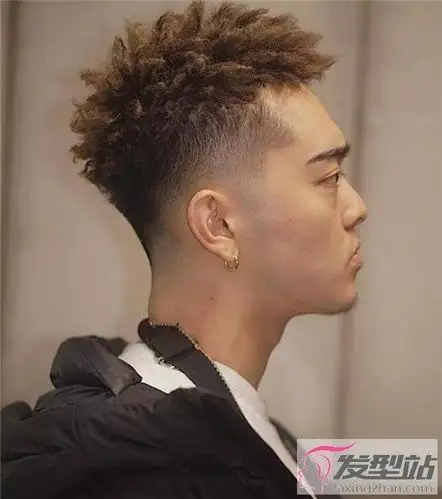 锡纸烫爆炸头发型 朋克照样帅翻天