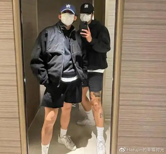 35岁刘亚仁与男友看画展二人穿情侣装示人完全不顾世俗眼光