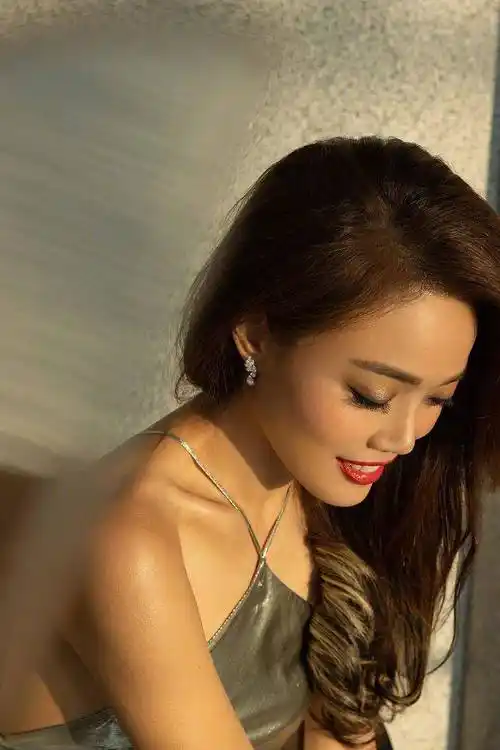 容祖儿银色挂脖裙造型写真释出亮相百花奖献唱电影之歌