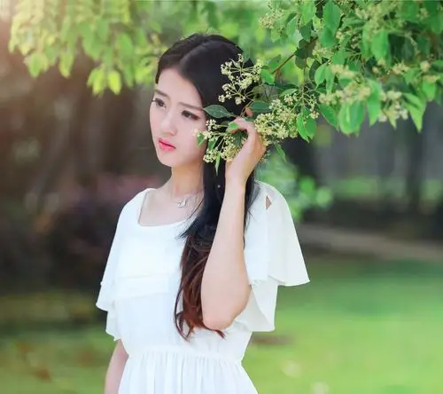 精选唯美清新的长发白衣美女图片手机壁纸第二辑