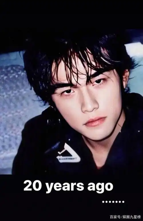 近日,周杰伦在社交平台上哂出了一张20年前的照片,清秀硬朗,帅气比怂
