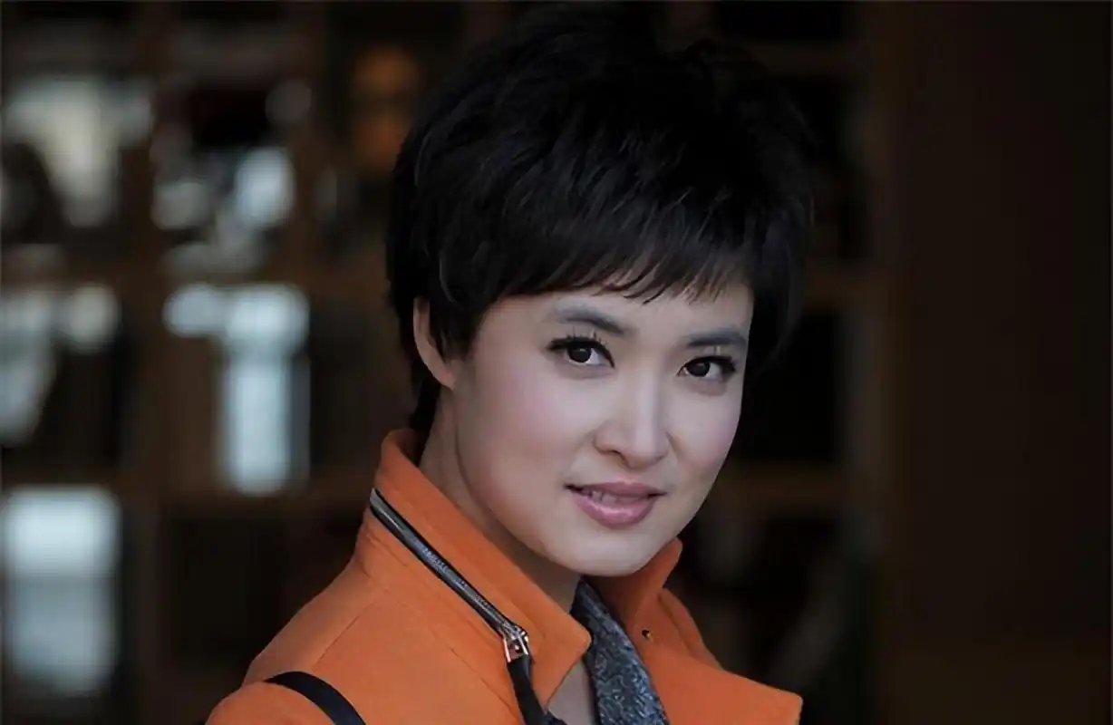 央视主持人桑晨:21岁进央视,工作29年零绯闻,丈夫身份至今成谜