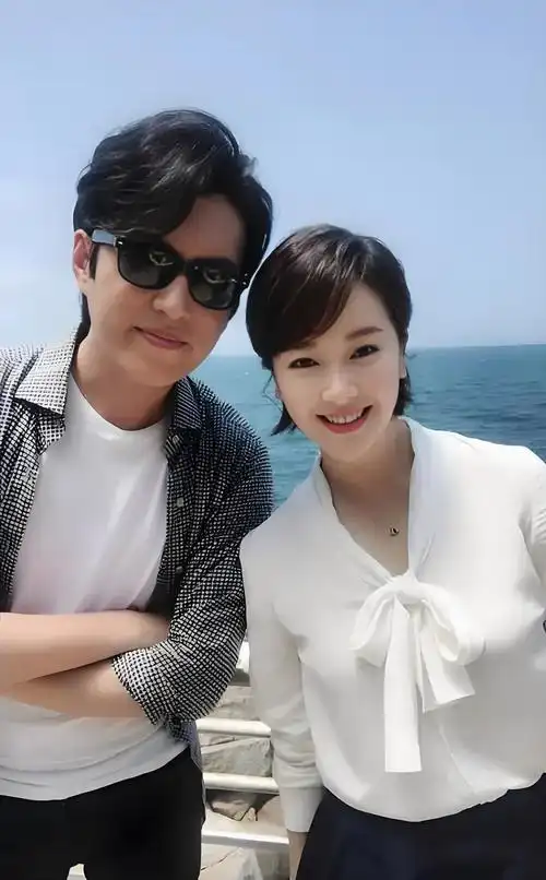 靳东真实的家庭生活,原来也有这么多无奈!