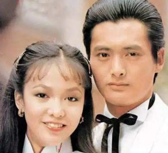 的问题,但是郑裕玲不但没有指点周星驰还看不起还是路人甲的周星驰,说