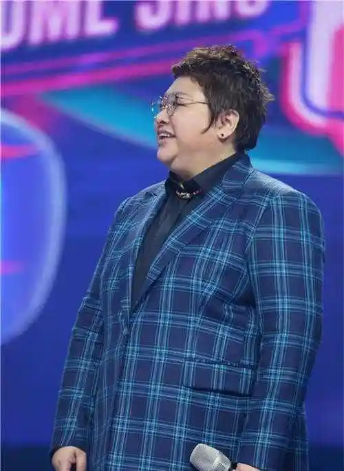 49岁韩红真会赶时髦身材暴瘦塞不满绿色皮大衣气场依旧很强大