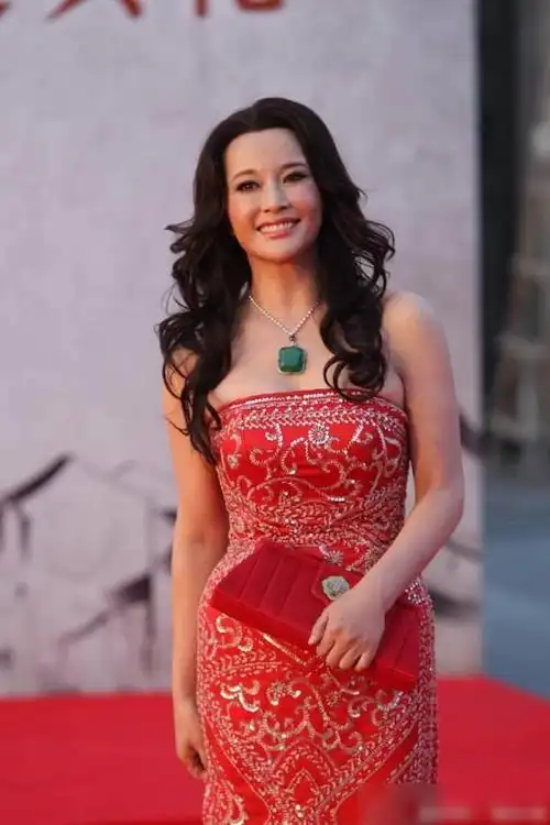 刘晓庆穿红裤衩大秀身材脖子上的满绿翡翠吊坠比鸡蛋还大