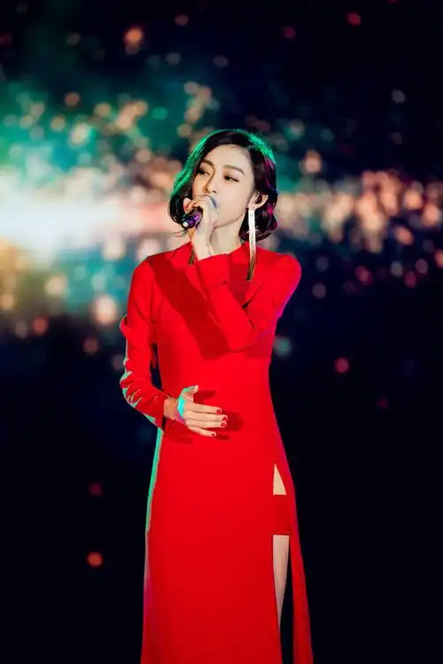 范玮琪图片:一席红裙美艳开唱